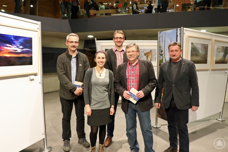 Bei den Schöpfern der Woidbuidl, Stefan Sempert (links), Steffen Krieger (3.v.l.) und Fritz Eichmann (2.v.r.) bedankten sich das Haus-zur-Wildnis-Führungsduo Katharina Ries und Reinhold Weinberger.