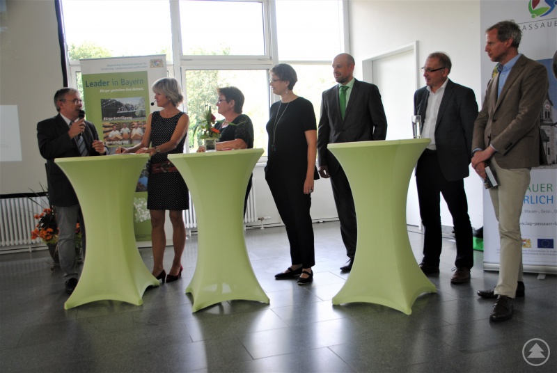 Plauderten aus dem Nähkästchen: Franz Krah, Bürgermeister von Pocking, LAG-Managerin Dr. Ursula Diepolder, LAG-Vorsitzende Anni Regner, Franziska Solger-Heinz von der Gesundheitsregion Passauer Land, AOK-Gesundheitsexperte Marcus Carrasco, Rektor Martin Thalhammer und Alexander von Poschinger vom TVO.