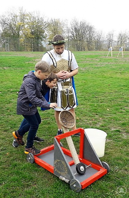 Vorsicht! Hier wird wie in römischen Zeiten mit dem Katapult geschossen!