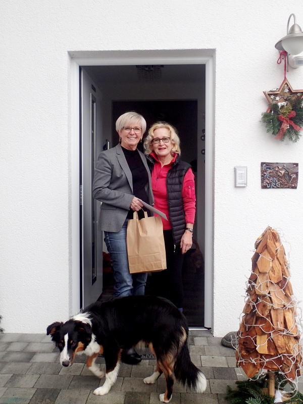 Landrätin Rita Röhrl (links) bei der Geschenkübergabe an Heidemarie Horenburg. Horenburg ist im Hospizverein Zwiesel-Regen engagiert.