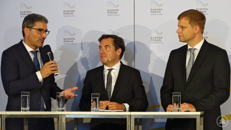 Talkrunde auf dem Europagipfel auf Stift Göttweig in Niederösterreich: Journalist Rainer Nowak (Mitte) im Gespräch mit Bezirktagspräsident Dr. Olaf Heinrich (rechts) und dem Südtiroler Landesobmann Arno Kompatscher.
