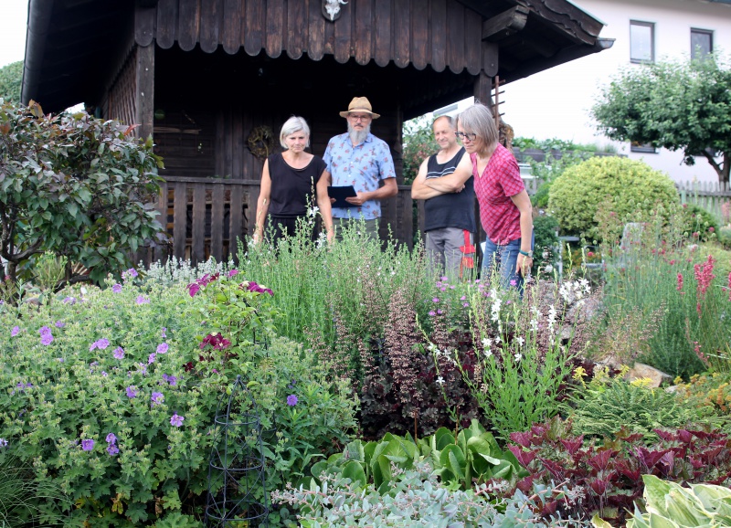 Was wächst in den Beeten? – Rosemarie Wagenstaller (re.) und ihr Kollege Klaus Eder (2.v.li.) waren stets kritisch. Sabine und Alois Wühr führten sie durch den Schaugarten in Schweinhütt und konnten dabei die Zertifizierer überzeugen, dass ihr Garten auch ein naturnaher ist.