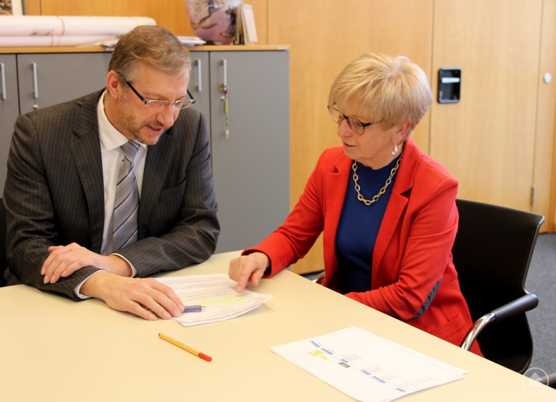 Landrätin Rita Röhrl und Bürgermeister Franz Xaver Steininger während des Gesprächs.