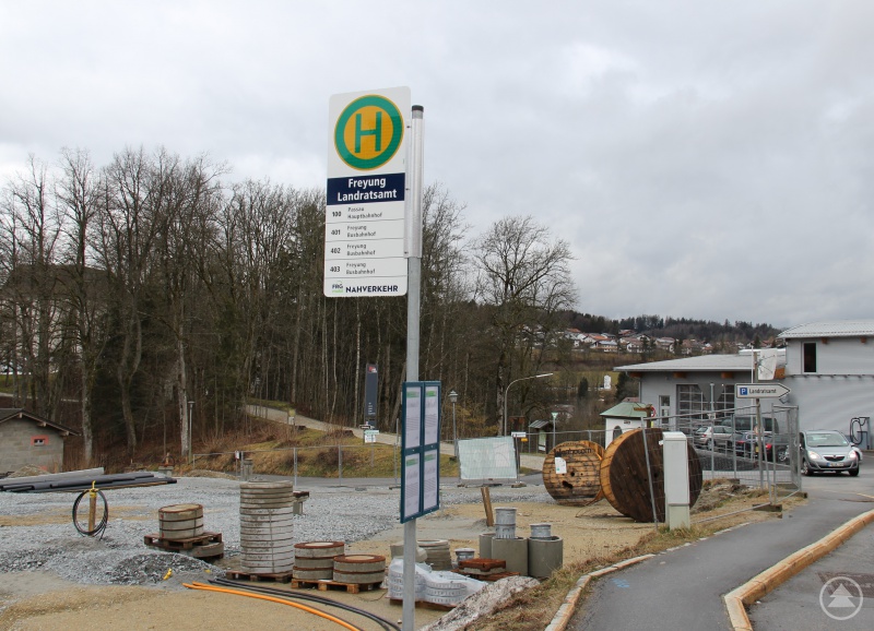 Aber nicht nur an die Generation Handy hat man bei den Neuerungen gedacht. Auch an den Haltestellen gibt es moderne, übersichtliche Information - durch besser lesbare Fahrpläne und Haltestellenfahnen an den neuen Masten, die zeigen, wo man sich befindet, welche Linie die Haltestelle bedient und was der Zielort dieser jeweiligen Linienfahrt ist.