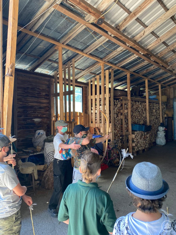 Die gebauten Pfeile wurden gleich auf dem Schießstand ausprobiert.