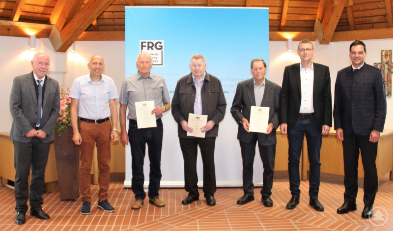 Für ihren Dienst an der Allgemeinheit durfte Landrat Sebastian Gruber (rechts) zusammen mit dem Leiter des Amts für Digitalisierung, Breitband und Vermessung Freyung Martin Zwiebel (links) sowie im Beisein von Max Bauer, 2. Bürgermeister der Gemeinde Ringelai (2. von links) und Christoph Endl, 3. Bürgermeister der Stadt Freyung (2. von rechts) drei Feldgeschworene auszeichnen (von links) Anton Lippl, Fritz Brunner und Walter Manzenberger.