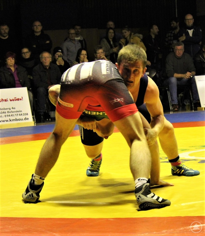 Maximilian Primbs (oben) im Kampf gegen Mike Fischer.