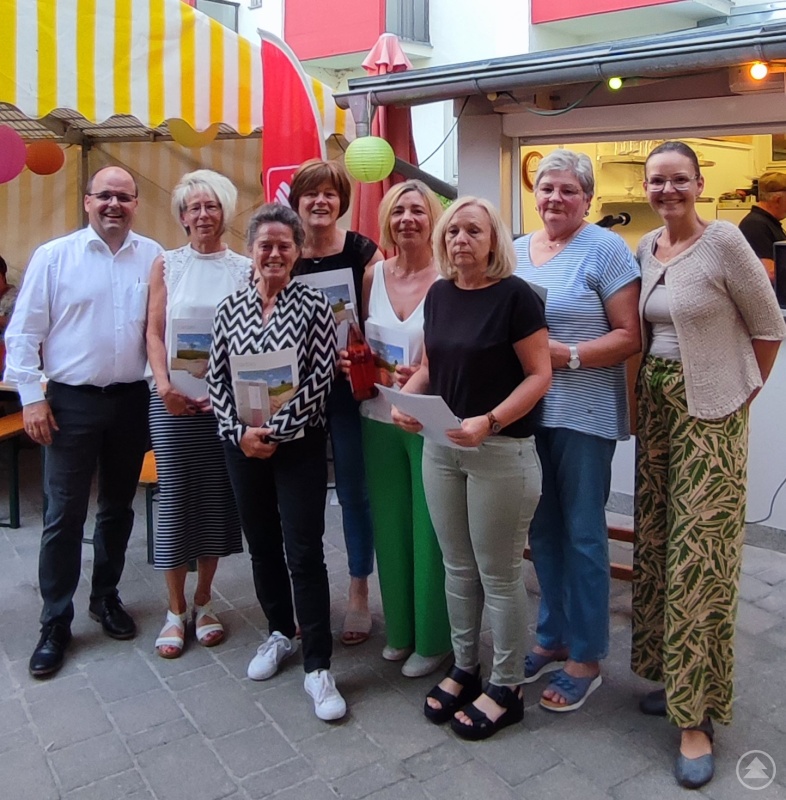 Mit bis zu 45 Jahren Dienstzugehörigkeit stellen sie ein beeindruckendes Zeugnis für soziales Miteinander dar und wurden von Einrichtungsleitung und Caritasdirektorin geehrt: v.li: Franz Sicklinger, Einrichtungsleiter St. Josef; Kainz Ingrid, 40 Jahre; Beate Lenz, 25 Jahre, Angela Süß, 25 Jahre, Astrid Strasser-Amsl, 20 Jahre; Renate Steiniger, 40 Jahre; Angela Reimann, 45 Jahre; Passaus Diözesan-Caritasdirektorin Mag.a (FH) Andrea Anderlik, MSc Andrea Anderlik