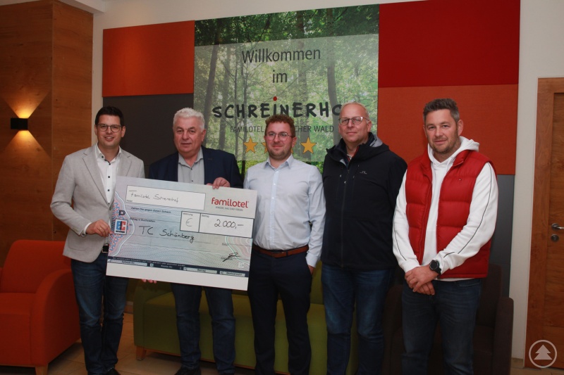 Auch der TC Schönberg erhielt eine Spende von 2.000 Euro. Im Beisein von Bürgermeister Martin Pichler (v.l.) überreichten Günter und Jürgen Schon den Scheck an Manuel Pledl und Markus Riedl.