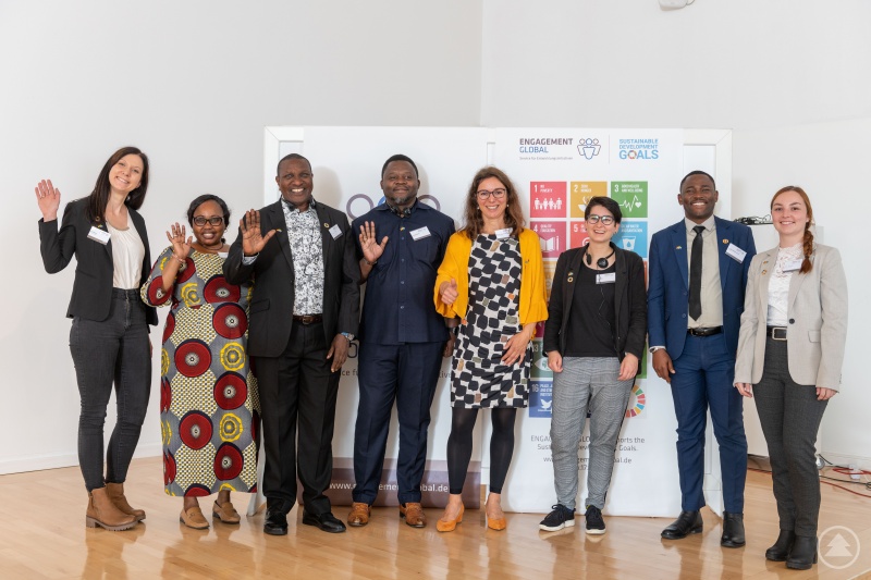 Ein erstes Treffen zwischen Vertreterinnen und Vertretern des Landkreises Freyung-Grafenau und des District Simantjiro fand bei einer Konferenz aller Partnerschaftskommunen aus Deutschland und dem globalen Süden in Hamm statt: (v.l.) Klimaschutzmanagerin Eva Osterer, Dominica Ngaleka, Toima Kiroya, Gracian Makota, Fachliche Leitung Gesundheitsamt Dr. Sonja Kandlbinder, Nina Stelzl, Dr. Suleiman Serera sowie Lena Mautner.