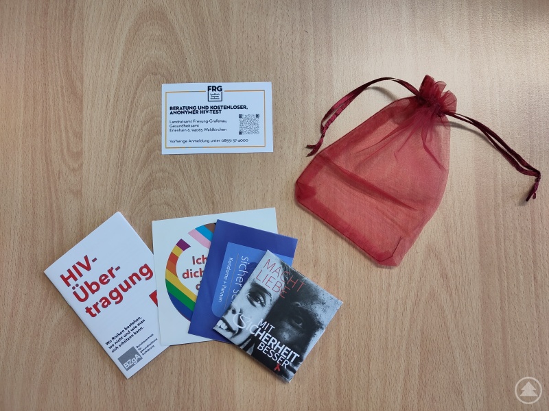 Informationsmaterialien zu HIV/ Aids und zu den Testangeboten im Landkreis finden sich in den kleinen Säckchen, die unter anderem an der FOS/BOS und an der Berufsschule in Waldkirchen verteilt wurden.