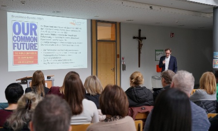 Junge Menschen auf die komplexen Herausforderungen der Zukunft vorbereiten
