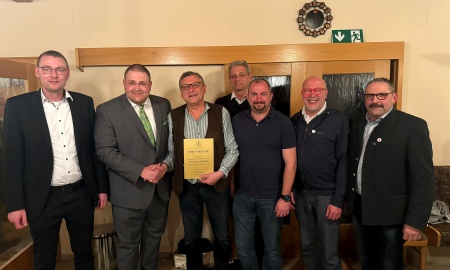 Hotsverein 1892 Freyung übernimmt Maibaumaufstellen am Schramlhaus