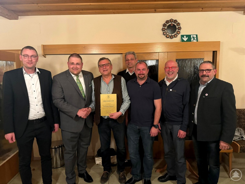 Ehrung für ein halbes Jahrhundert Treue und Engagement im Verein: 1. Vorsitzender Christoph Weishäupl (2. v. li.) überreicht Reiner Obermeier (3. v. li.) eine Ehrenurkunde sowie die Ehrennadel des Hotsvereins in Gold mit Ehrenkranz. Es gratulieren: 3. Bürgermeister Christoph Endl (1. v. li.), Vereinsbeauftragter Otto Christoph (1. v. re.) und die Delegation der Mitglieder aus Seewalchen am Attersee (4. – 2. v. re.): Christoph Gingl, Partnerschaftsbeauftragter Gerald Filimon und ehem. Partnerschaftsbeauftragter Herbert Dachs-Machatschek.