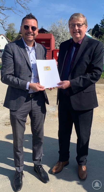 Übergabe des Zuwendungsbescheides für den ersten Bauabschnitt: Bürgermeister Heinz Pollak (links) und Hans-Peter Schmucker, Leiter des ALE Niederbayern.