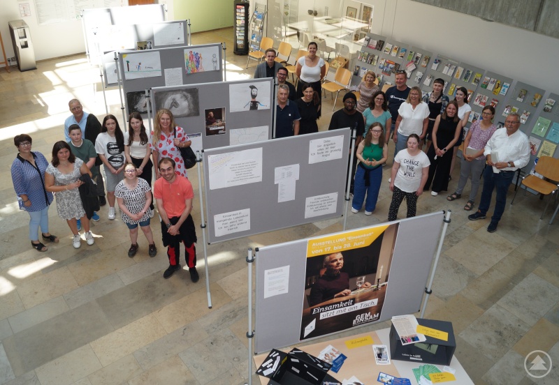 Gäste und Künstlerinnen und Künstler bei der Ausstellungseröffnung im Foyer des Landratsamtes.