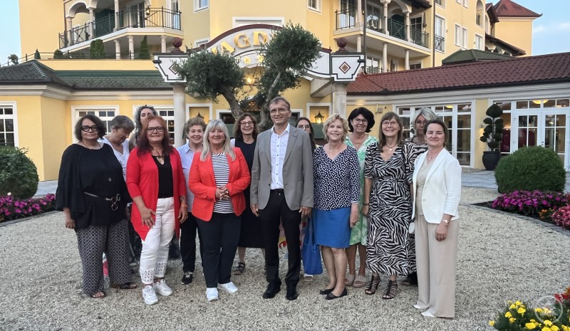 Die wild&weiblich-Unternehmerinnen mit ihrer Vorsitzenden Roswitha Prasser (6.v.l.) zeigten sich tief beeindruckt von der Führung von Josef Ritzinger durch sein 5-Sterne-Wellnessrefugium Jagdhof in Röhnrbach.