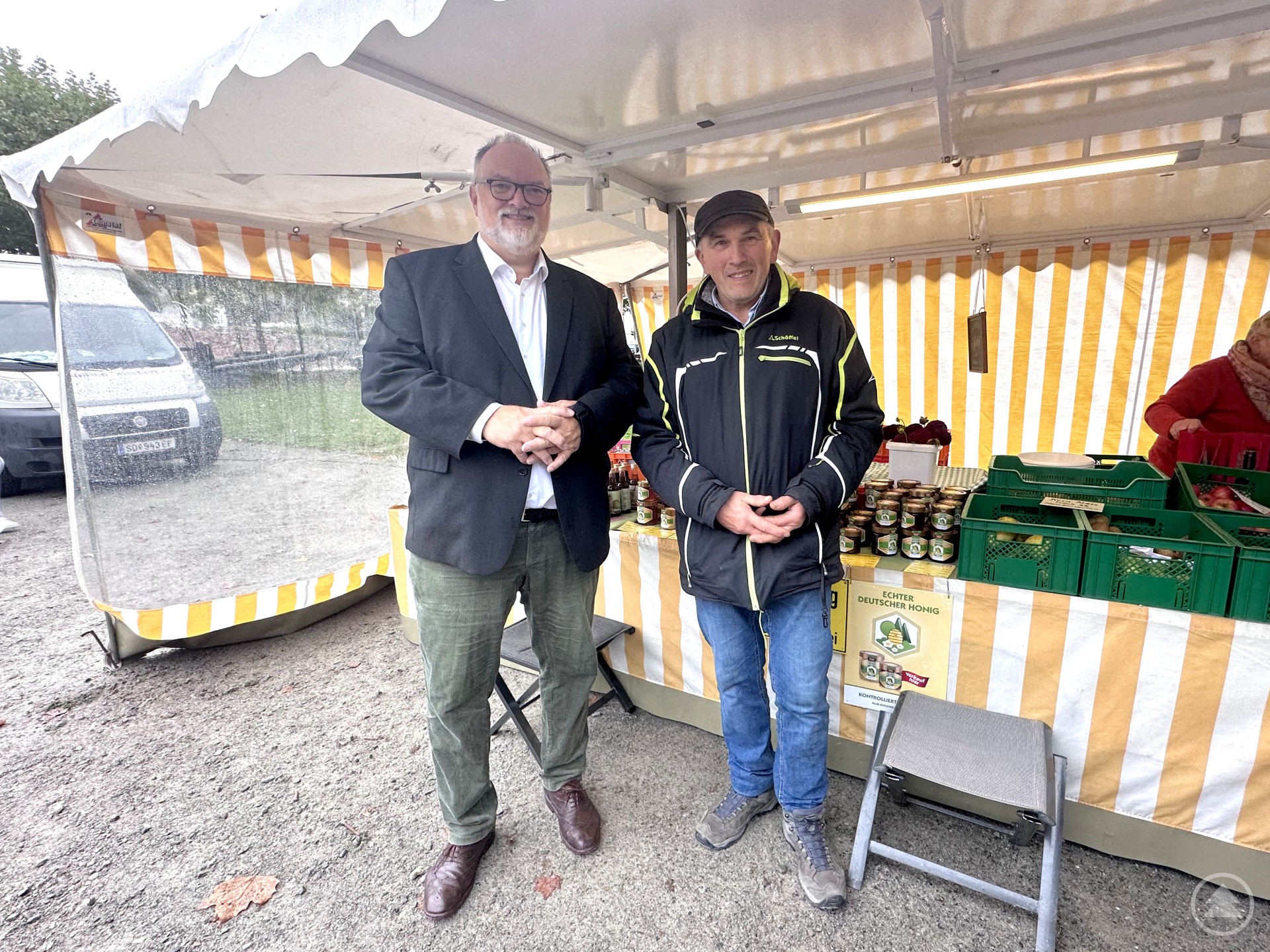 Oberbürgermeister Jürgen Dupper (links) dankt Alois Kern für die langjährige Treue