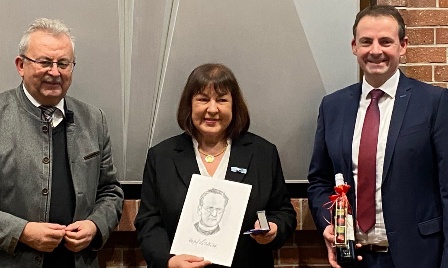 Zwei Persönlichkeiten aus dem Landkreis  mit der Josef-Schlicht-Medaille ausgezeichnet –  Beate Seitz-Weinzierl und Fritz Schötz sen. haben die höchste Auszeichnung des Landkreises erhalten