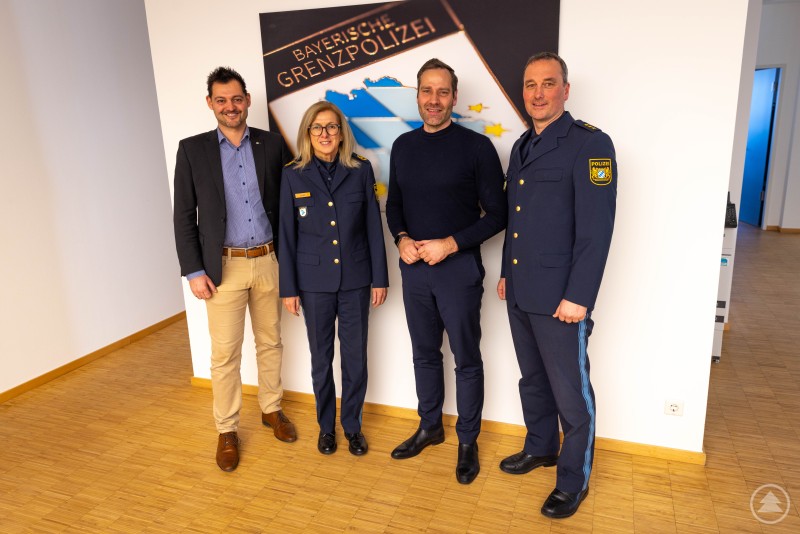 Gruppenbild (v.l.n.r.: Landesvorsitzender der GdP Florian Leitner; Direktorin der Bayerischen Grenzpolizei Annette Lauer; Bundesvorsitzender der GdP Jochen Kopelke; Polizeidirektor Stefan Steinleitner)
