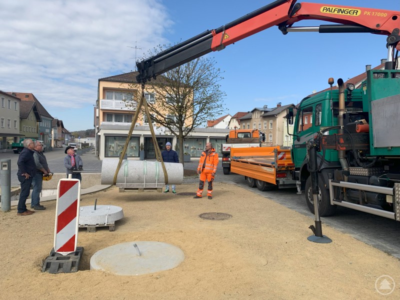 Die schwere Säule wurde mit dem Kran und vereinten Kräften von (v.li.) Bürgermeister Robert Grabler, Marktrat Josef Krempl, Marktrat Wolfgang Joosz, 2. Bürgermeister Johannes Seidl und Bauhofchef Christian Maidorn vom Transportfahrzeug gehievt. In der Schotterfläche kann man das Fundament sehen, daneben den Granitsockel des Figurenensembles. Die schwere Säule wurde mit dem Kran und vereinten Kräften von (v.li.) Bürgermeister Robert Grabler, Marktrat Josef Krempl, Marktrat Wolfgang Joosz, 2. Bürgermeister Johannes Seidl und Bauhofchef Christian Maidorn vom Transportfahrzeug gehievt. In der Schotterfläche kann man das Fundament sehen, daneben den Granitsockel des Figurenensembles.