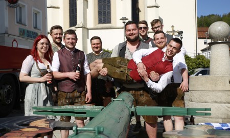 Maibaumkrampfler erobern Schönberg – mit Augenzwinkern und Tradition