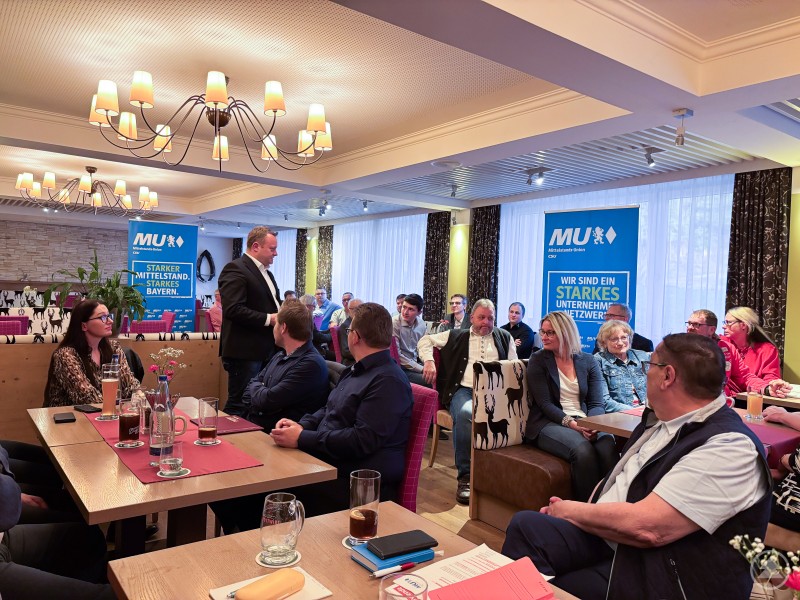 Der MU-Kreisvorsitzende Stefan Behringer begrüßte zahlreiche Ehrengäste und Mandatsträger und stellte die Arbeit des letzten Jahres vor. Stefan Behringer spricht vor den Gästen der Mittelstands-Union Freyung-Grafenau.
