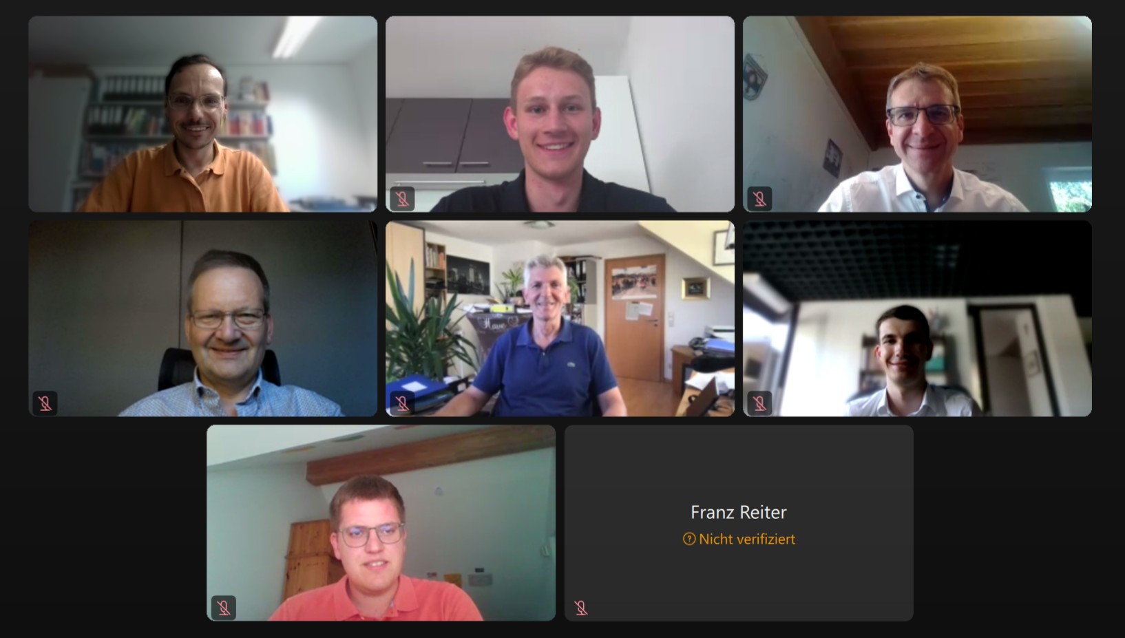 Die Teilnehmer der konstituierenden Bezirksvorstandssitzung des AK Öffentlicher Dienst (AK OeD) der CSU Niederbayern am 1. Juli 2025 via Videokonferenz. Sieben Männer in einem digitalen Videokonferenz-Meeting, jeweils einzeln in kleinen Bildschirmfenstern dargestellt.