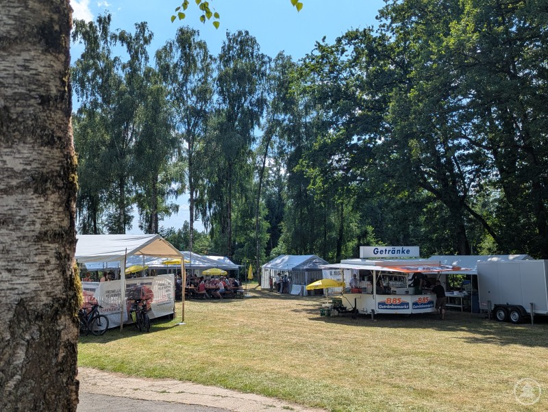 In idyllischer Lage lädt das Waldfest der Berger Vereine zum entspannten Feiern ein 50. Waldfest in Berg bei Metten mit Ständen und Biertischen