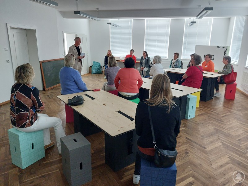 Gemeinderätinnen beim Austausch im Sitzungssaal der Gemeinde Thurmansbang. Eine Gruppe von Gemeinderätinnen sitzt im Sitzungssaal von Thurmansbang und hört aufmerksam einem Vortrag zu.