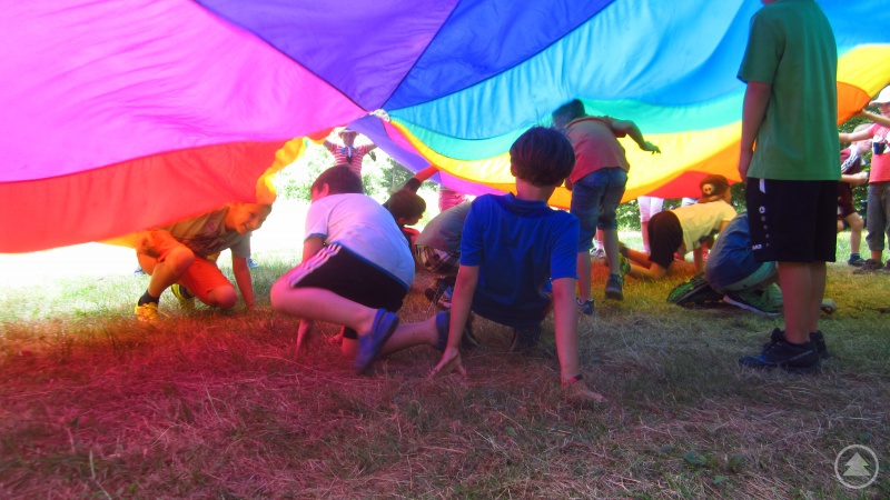 Das „Fallschirmspiel“ bereitete den Kids viel Spaß.