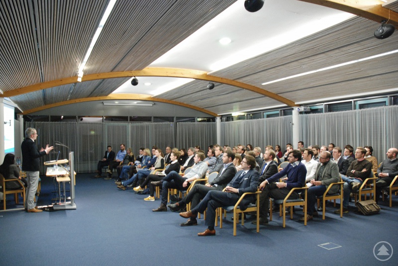 Rund 80 Wirtschaftsjuniorinnen und –junioren verfolgen interessiert den Ausführung von Tobias Weilandt, Senior Account Strategist beim Google Partners Programm in Hamburg
