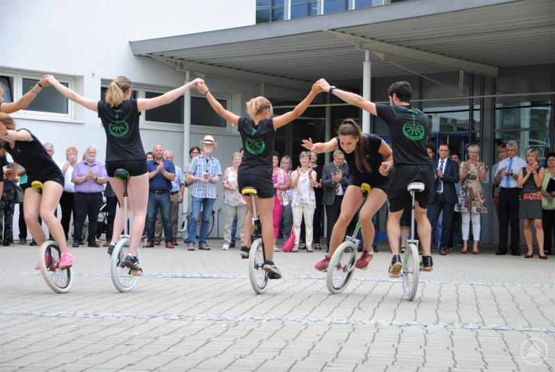Sorgen für Inspiration: Die Einradfahrer vom Zirkus „Hui“ in Pocking.