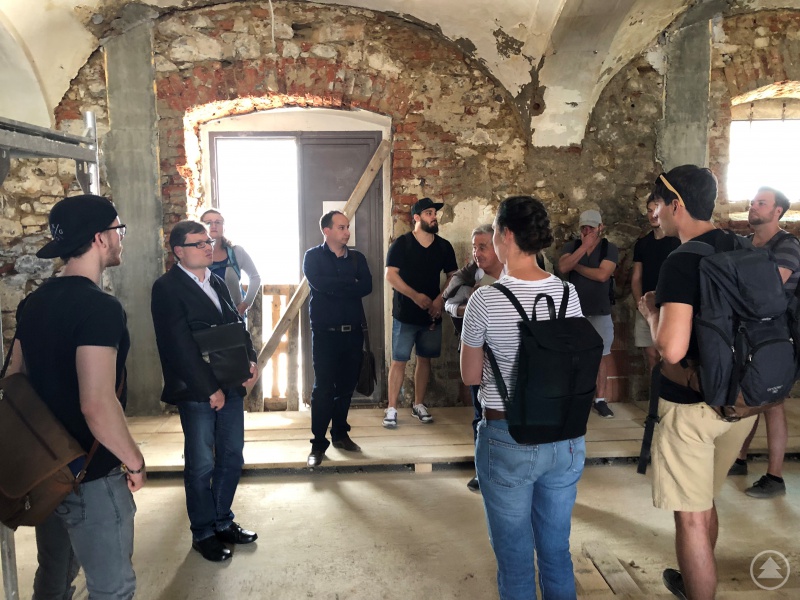 Zwischenstopp auf der Baustelle. Die Exkursionsteilnehmer informieren sich über die „Volksmusikakademie in Bayern“.