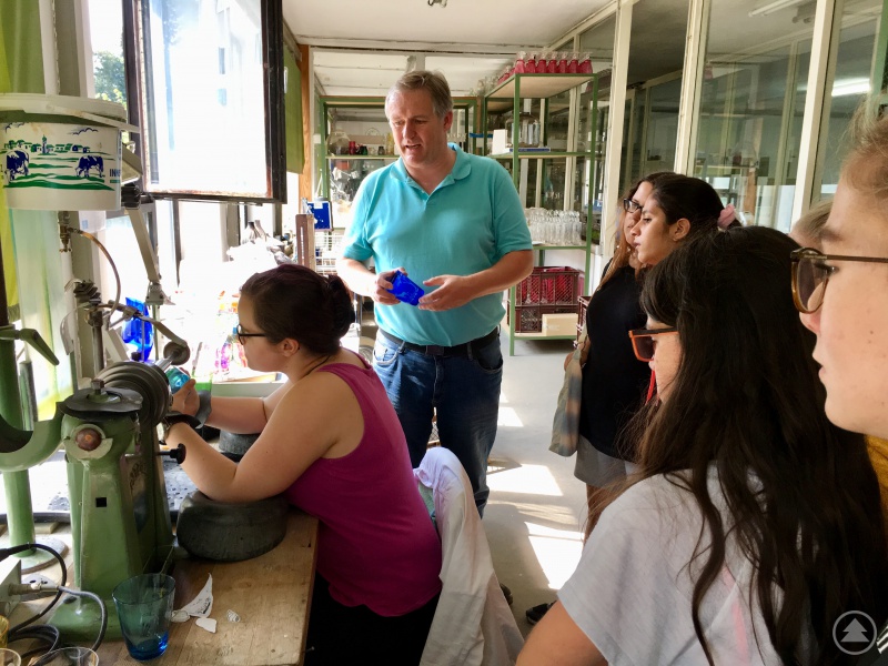 Max Freiherr von Schnurbein (2. v.l.) führte die Schüler durch die Kristallglasmanufaktur Theresienthal, die heuer das erste Mal dabei war.