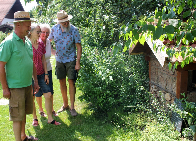 Im Garten von Hermann (li.)  und Roswitha Ruder (3.v.li.) bewunderten Rosemarie Wagenstaller und Klaus Eder das selbstgebaute Insektenhotel und die Bewohner.