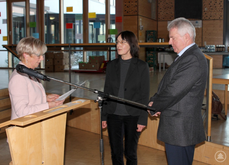 Landrätin Rita Röhrl (li.) nahm den beiden neuen Kreisräten Eva Bauernfeind und Hugo Singer den Eid ab.