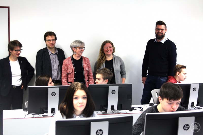 Landrätin Rita Röhrl (roter Blazer, Bildmitte) nahm sich die Zeit: Sie diskutierte mit den Jugendlichen über die Kommunalwahlen.  Schulleiterin Linda Langer (v.li.), Lehrer Kilian Wenzel, KJR-Geschäftsführerin Anna Wagner und der Kommunale Jugendpfleger Dirk Opitz freuen sich, dass die Jugendlichen so aktiv dabei sind.