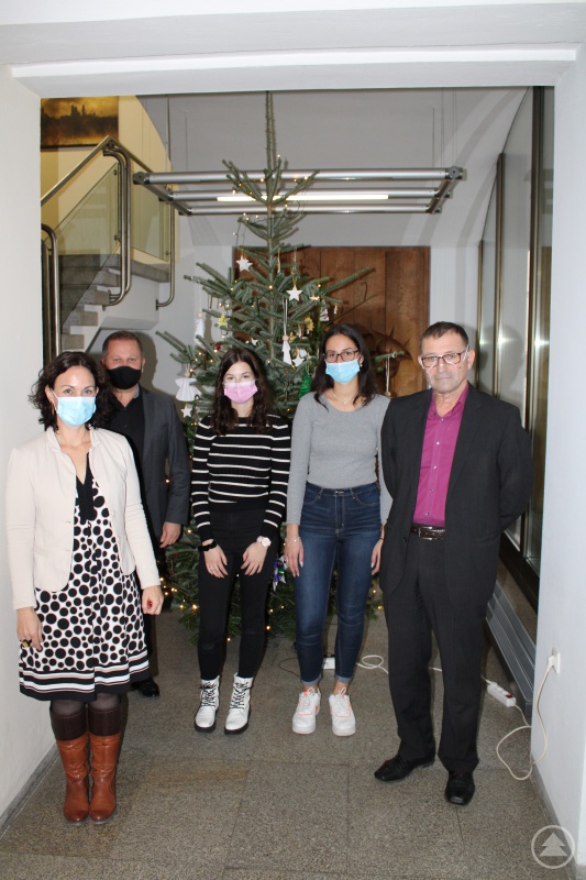 v.l. Sabine Bauernfeind (Ausbildung und Qualifizierung Agentur für Arbeit Passau), Alexander Wagner (Geschäftsführer Jobcenter Passau Land), Milena Brunnbauer (Auszubildende), Katharina Schwarzmeier (Auszubildende), Hermann Käser (Geschäftsführer Operativ Agentur für Arbeit Passau)