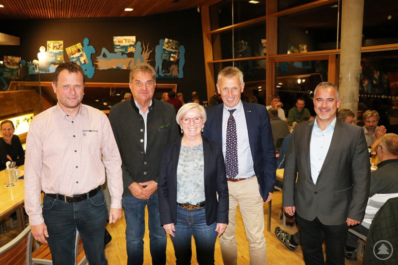 Begrüßten beim regionalen Abend die Gäste der Mitgliederversammlung der Nationalen Naturlandschaften: Lindbergs Bürgermeister Gerd Lorenz (v.l.), Nationalparkleiter Dr. Franz Leibl, Landrätin Rita Röhrl, Vorstandsvorsitzender Peter Südbeck und Michael Herzog, Bürgermeister von Bayerisch Eisenstein.