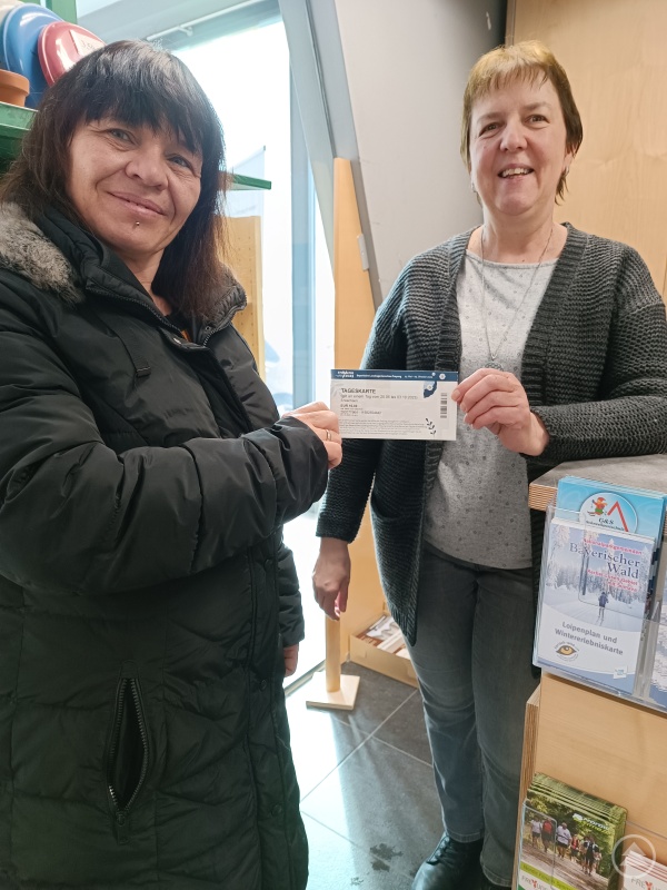 Der Verkauf von Tageskarten startet am 1. März. Eintrittskarten sind unter anderem auch bei Sieglinde Bloch (re.) in der Touristinfo im Freyunger Stadtplatzcenter erhältlich.