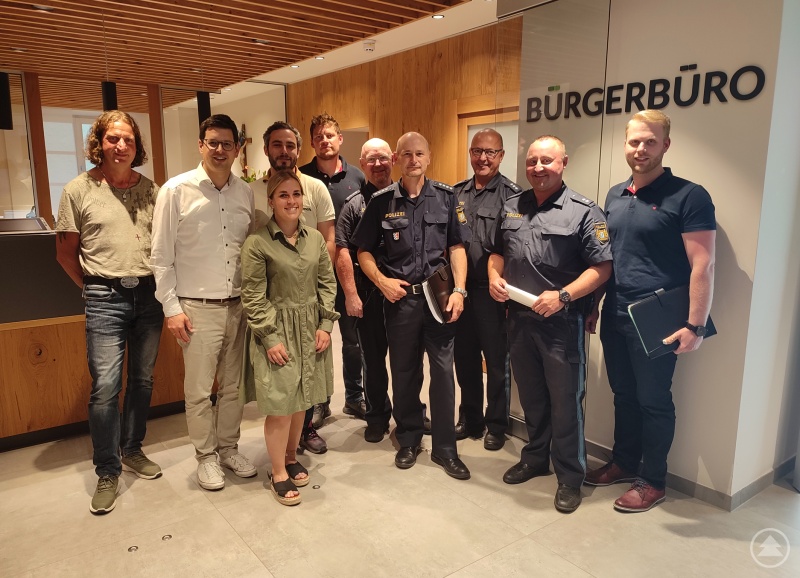 Polizei, Staatliches Bauamt, Baufirmen und Marktvertreter trafen sich im Rathaus zur Frage, wie an Problemstellen der Bundesstraßenvollsperrung nachjustiert werden kann. Foto: Markt Schönberg