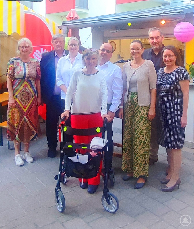 Freuten sich über ein gelungenes Sommerfest: v.li: Hauzenbergs Bürgermeisterin Gudrun Donaubauer; stellv. Passauer Landrat Klaus Jeggle; Heidi Brem, Caritas Abteilungsleitung für Menschen mit Pflegebedarf; Margareta Fronhoefer, Bewohnervertretung; Franz Sicklinger, Einrichtungsleiter St. Josef; Passaus Diözesan-Caritasdirektorin Mag.a (FH) Andrea Anderlik, MSc Andrea Anderlik; Klaus Weidinger, Bürgermeister von Sonnen; Regina Sicklinger