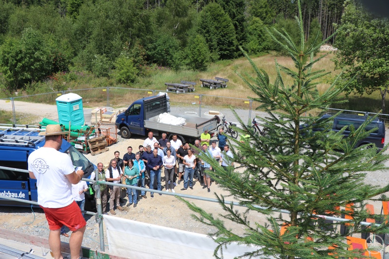 Sprach im Beisein der beteiligten Firmenvertreter sowie der Mitarbeiter der Nationalparkverwaltung den Richtspruch für das „Naturerlebnis Wistlberg“: Zimmerer Mario Bauer.