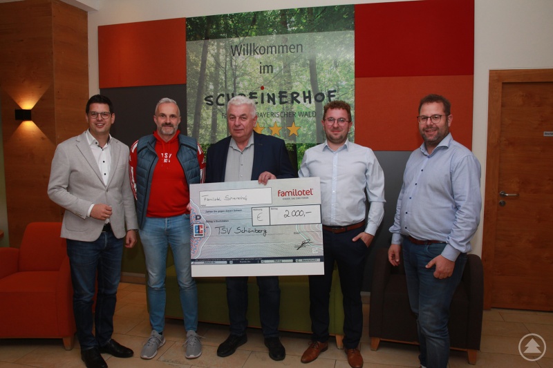 2.000 Euro gab es als sportliche Spende für den TSV Schönberg. Günter und Jürgen Schon überreichten den Scheck im Beisein von Bürgermeister Martin Pichler (v.l.) an Frank Kölbl und Hans-Jürgen Perl (r.).