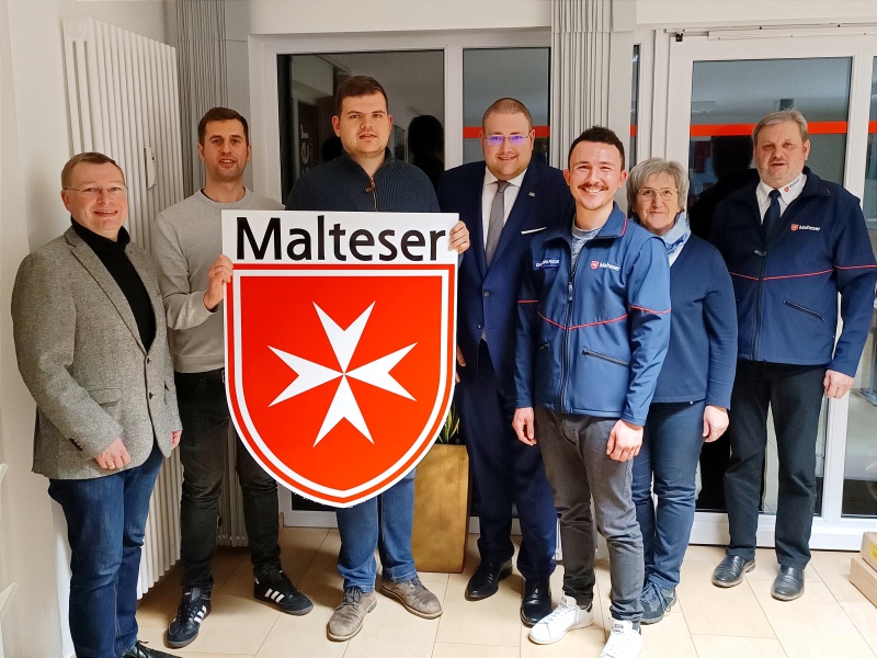 nformierten sich über das vielfältige Engagement der Malteser im Landkreis Freyung-Grafenau: (v. li. n. re.) Sebastian Schlutz, Andreas Weigerstorfer, Martin Höppler, JU-Ortsvorsitzender Christoph Weishäupl, Dienststellenleiter Christoph Fuchs, FU-Ortsvorsitzende Johanna Kössl und Kreisbeauftragter Eduard Schmid.