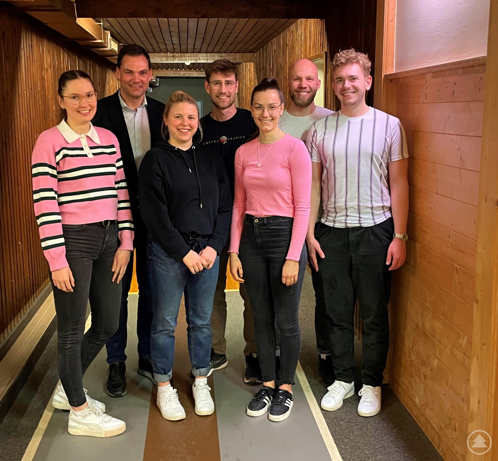 Auch Freizeitaktivitäten gehören zum Projekt „LandArztMacher“: Landrat Sebastian Gruber kam beim Kegelabend ins Gespräch mit den Studierenden aus dem „Exzellent  Projekt“.