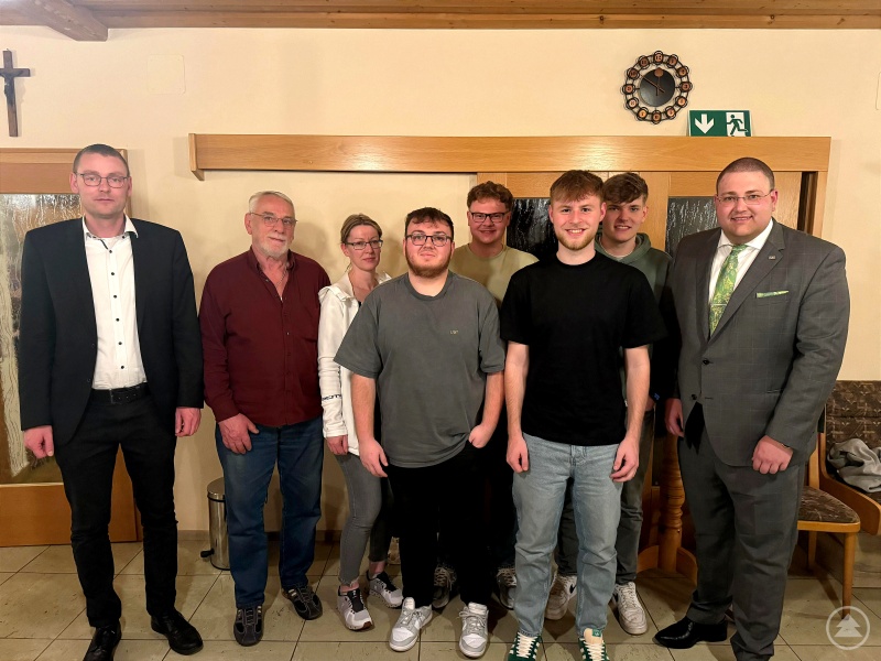 Vorstellung der Neumitglieder: 1. Vorsitzender Christoph Weishäupl (1. v. re.) und 3. Bürgermeister Christoph Endl (1. v. li.) mit den Neumitgliedern (2. – 7. v. li.) Ferdinand Nauthe, Daniela Nauthe, Nick Wachtveitl, Jonas Asen, Noah Renoth und Tim Hilgart.
