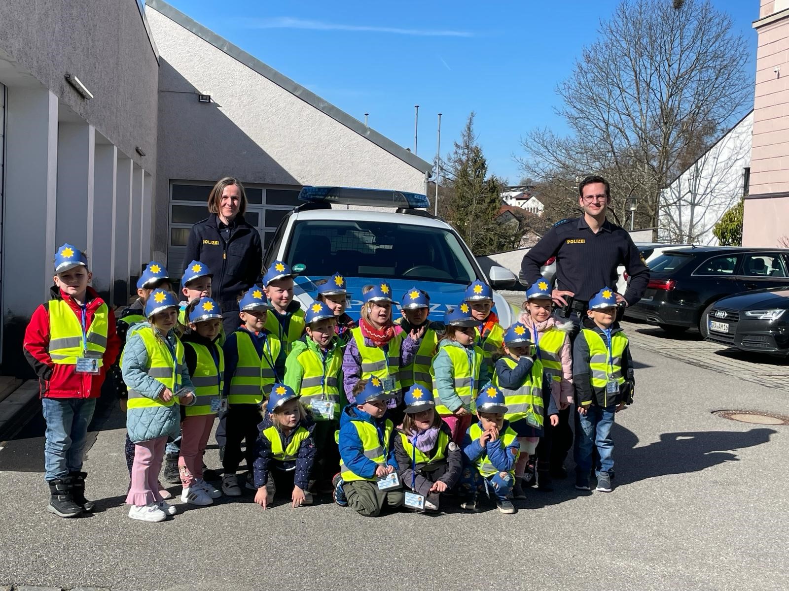Im Bild die Gruppe Villa Kunterbunt des Kindergarten St. Martin mit der Dienststellenleiterin der PI Regen EPHKin Doris Schmidt und Verkehrserzieher PHM Maximilian Dengler.