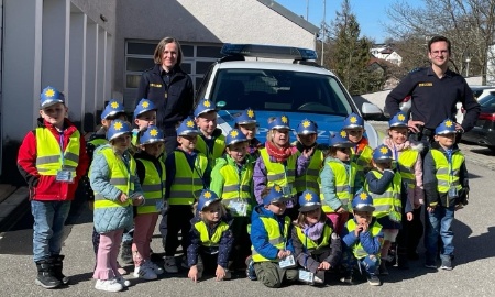 Kindergartenkinder blicken hinter die Kulissen der Polizeiinspektion Regen